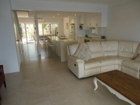 Noosa Entrance Waterfront Resort - Holiday Adelaide 2