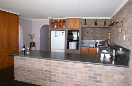 Three Hut Point Waterfront Accommodation - Holiday Adelaide 2