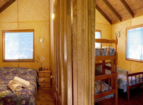 Straddie Bungalows - Holiday Adelaide 4