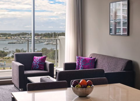 Meriton Serviced Apartments Southport - Holiday Adelaide 4