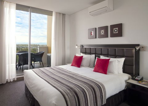 Meriton Serviced Apartments Southport - Holiday Adelaide 5