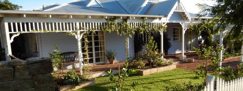 Lanterns Retreat - Holiday Adelaide 0