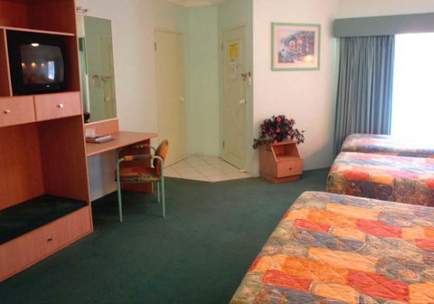 Runaway Bay Motor Inn - Holiday Adelaide 1