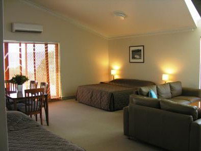 Banjo Paterson Inn - Holiday Adelaide 2