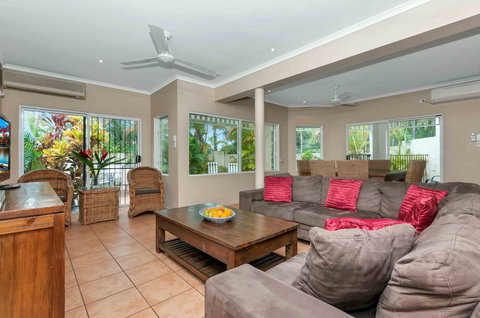 The Villas Palm Cove - Holiday Adelaide 0