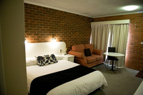Cousins Motor Inn - Holiday Adelaide 0