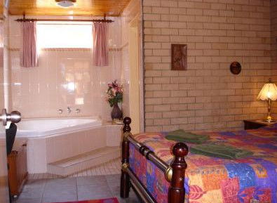 Lake Front Motel - Holiday Adelaide 4