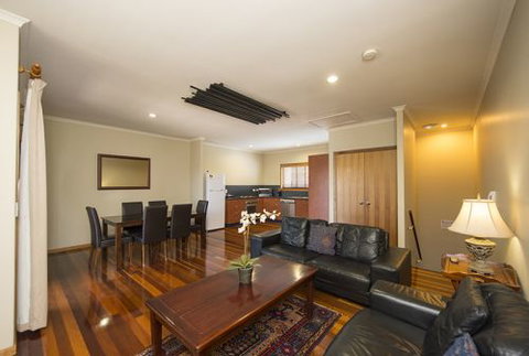 Portside Executive Aparments - Holiday Adelaide 2