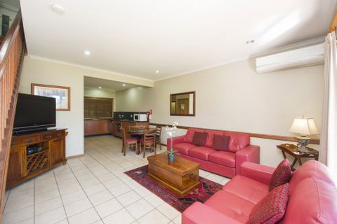 Portside Executive Aparments - Holiday Adelaide 3