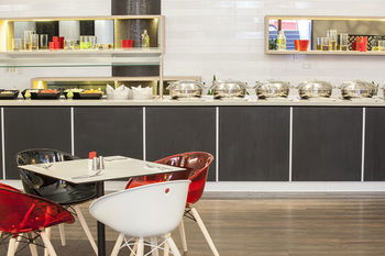 Ibis Melbourne Hotel And Apartments - Holiday Adelaide 0