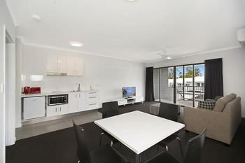 Cooroy Luxury Motel Apartments Noosa - Holiday Adelaide 10