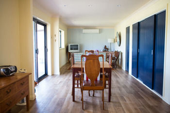 The Wattle Lodge - Holiday Adelaide 14