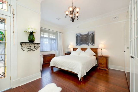 Petite Chalet - Holiday Adelaide 0