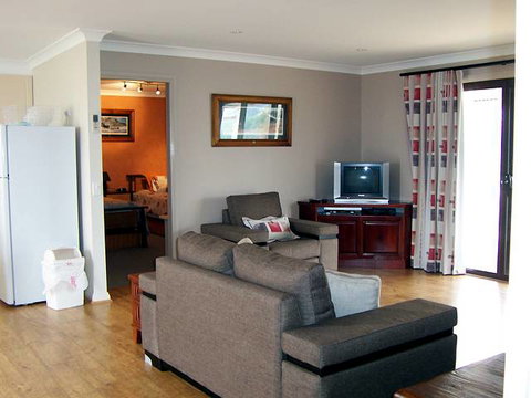 Elm Cottage - Tumut - Holiday Adelaide 1