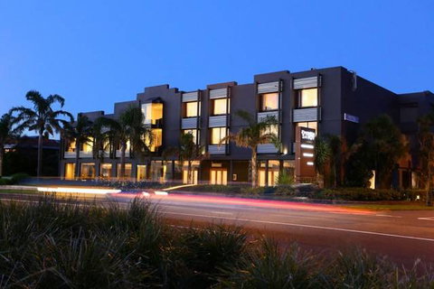 The Brighton Savoy Hotel - Holiday Adelaide 0