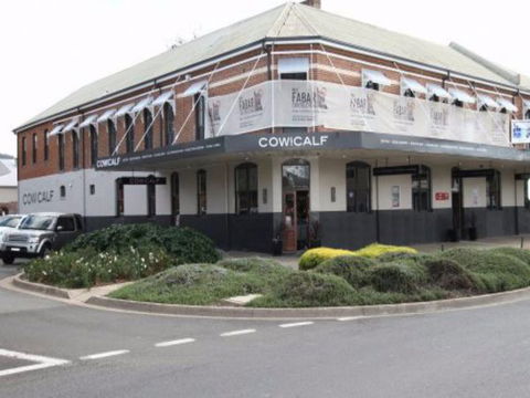 Cow And Calf Hotel - Holiday Adelaide 1