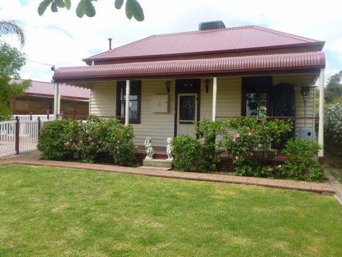 Country Cottages B&B - Holiday Adelaide 0