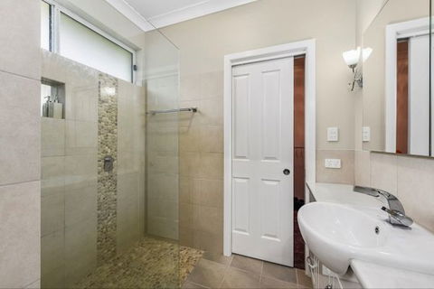 Fensom's Holiday Home - Holiday Adelaide 13