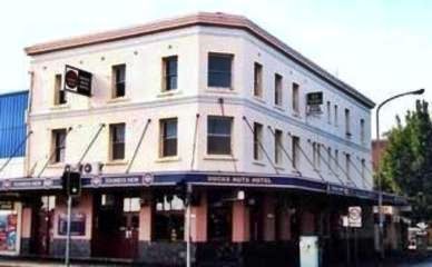 Silk Accommodation - Holiday Adelaide 0