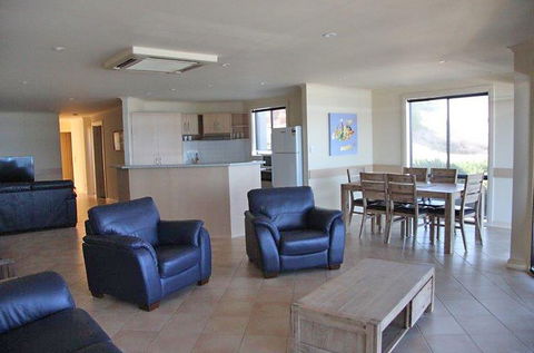 Cliff House Beachfront Villas - Holiday Adelaide 4