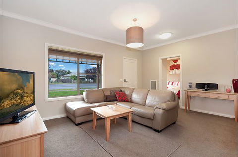Hamilton Accommodation - Holiday Adelaide 0