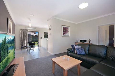 Hamilton Accommodation - Holiday Adelaide 3