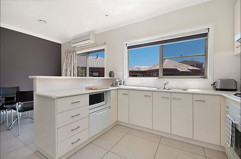 Hamilton Accommodation - Holiday Adelaide 4