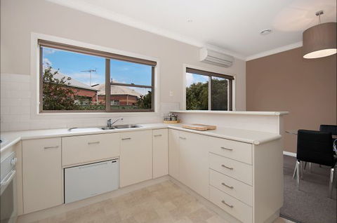 Hamilton Accommodation - Holiday Adelaide 5