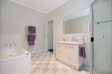 Hamilton Accommodation - Holiday Adelaide 8