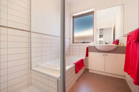 Hamilton Accommodation - Holiday Adelaide 9