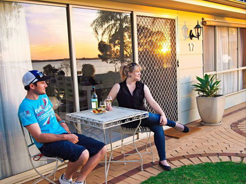 17 QED Lakehouse - Holiday Adelaide 1