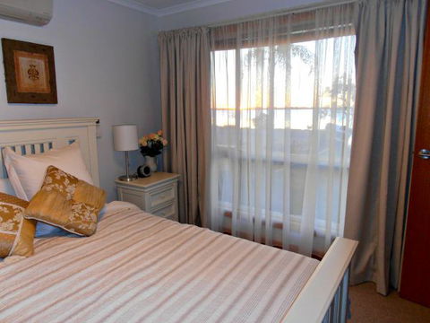 17 QED Lakehouse - Holiday Adelaide 3