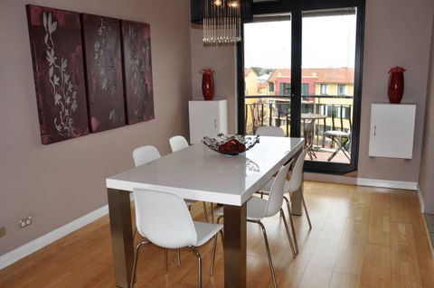 Best Apartment In The Heart Of Sydney’s Little Italy - Holiday Adelaide 3