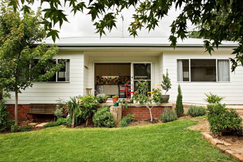 Young Garden Retreat - Holiday Adelaide 0