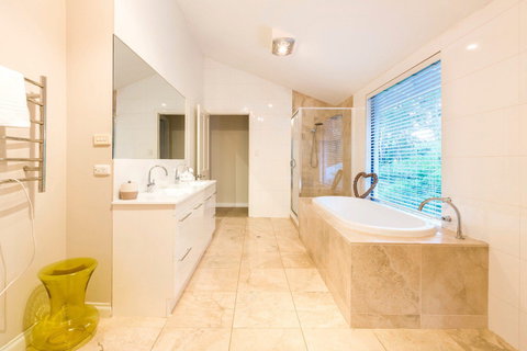 Treetops On Yungarra - Holiday Adelaide 8