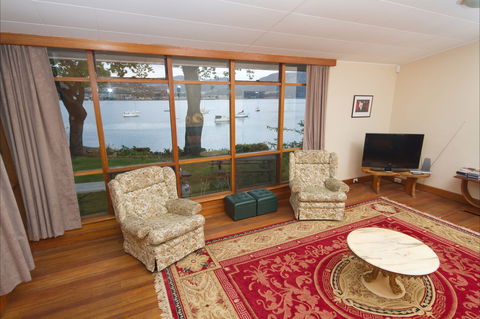 Waterside Accommodation - Derwent Hideaway - Holiday Adelaide 3