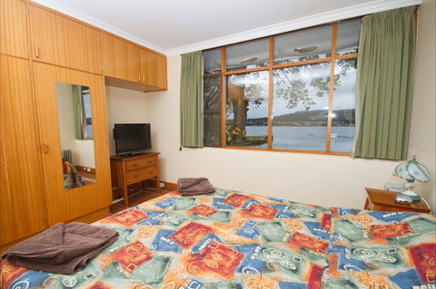 Waterside Accommodation - Derwent Hideaway - Holiday Adelaide 5