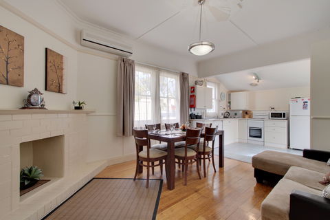 Amy Cottage - Holiday Adelaide 6