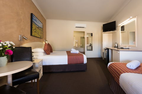 The Bowen Inn - Holiday Adelaide 1