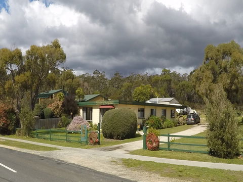 Binalong Bungalows - Holiday Adelaide 0