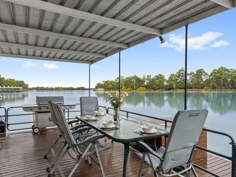 Boats And Bedzzz - The Murray Dream Self-contained Moored Houseboat - Holiday Adelaide 0
