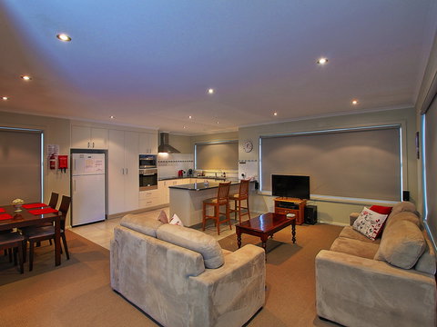Hobart Villa On Moir - Holiday Adelaide 1