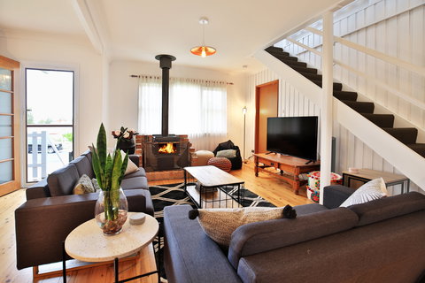 Hudson Bay At Basin View - Holiday Adelaide 0