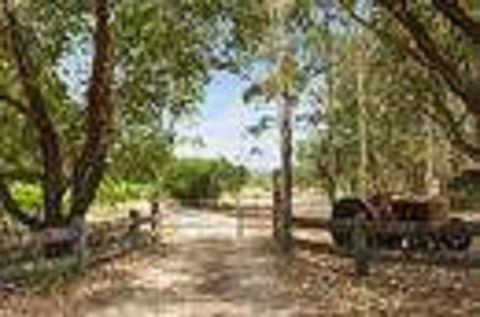 Red Tractor Retreat - Holiday Adelaide 2