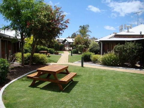 Dunsborough Inn Backpackers - Holiday Adelaide 1