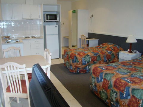 Dunsborough Inn Backpackers - Holiday Adelaide 4