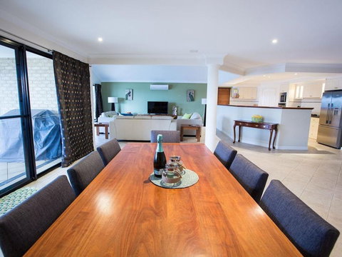 Canal Elegance In Yunderup - Holiday Adelaide 1