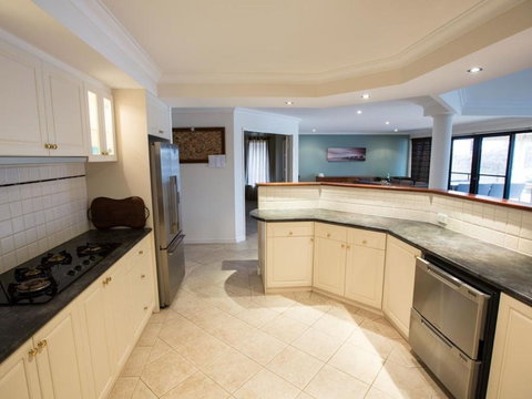 Canal Elegance In Yunderup - Holiday Adelaide 2