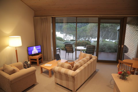 Gipsy Point Lakeside - Holiday Adelaide 1