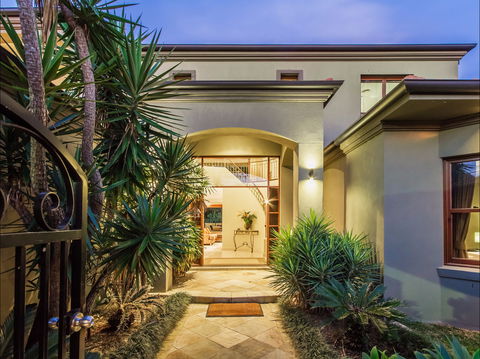 Lakeland Keys Broadbeach - Vogue Holiday Homes - Holiday Adelaide 2